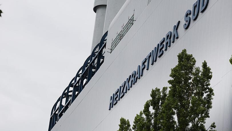 Wer von schräg unten schaut, sieht gar nicht richtig, was eigentlich oben am Dach gerade passiert. Wer von schräg unten schaut, sieht gar nicht richtig, was eigentlich oben am Dach gerade passiert.