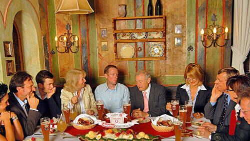 Angeregtes Gespräch bei Weißbier und Brotzeit: Günther Beckstein (M. ) mit den Lesern, AZ-Chefredakteur Arno Makowsky und Redakteurin Angela Böhm. Angeregtes Gespräch bei Weißbier und Brotzeit: Günther Beckstein (M. ) mit den Lesern, AZ-Chefredakteur Arno Makowsky und Redakteurin Angela Böhm.