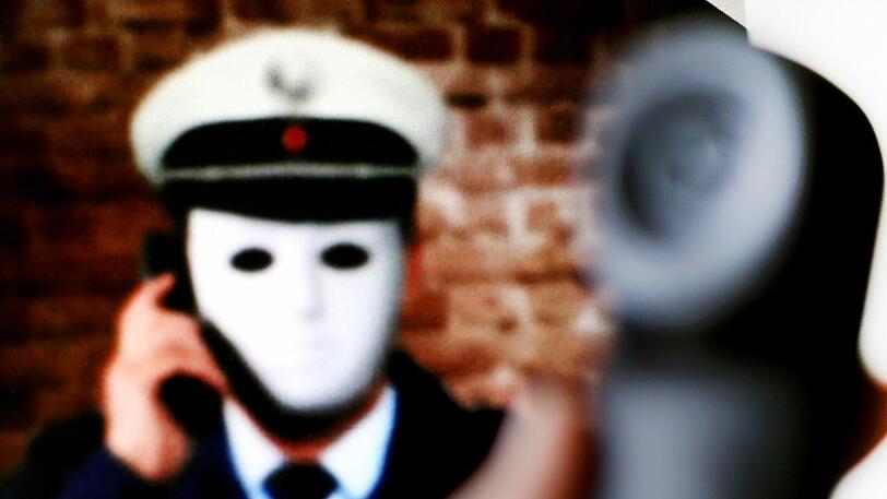 Eine Rentnerin in Schwabing fiel in Schwabing auf einen Trickbetrüger rein, der sich am Telefon als Kriminalbeamter ausgab. (Symbolbild)