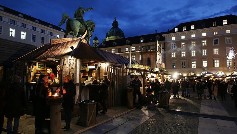 Hier riecht's nach Met: der Mittelaltermarkt am Wittelsbacherplatz. Hier riecht's nach Met: der Mittelaltermarkt am Wittelsbacherplatz.
