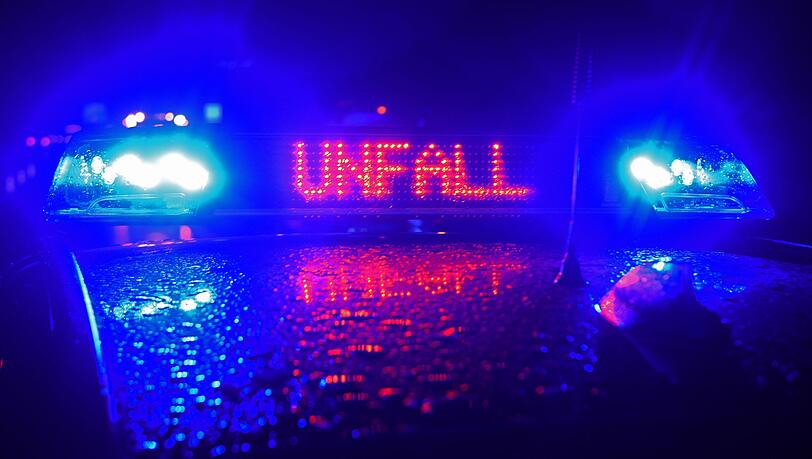 Ein Einsatzwagen der Polizei steht an einer Unfallstelle. Ein Einsatzwagen der Polizei steht an einer Unfallstelle.