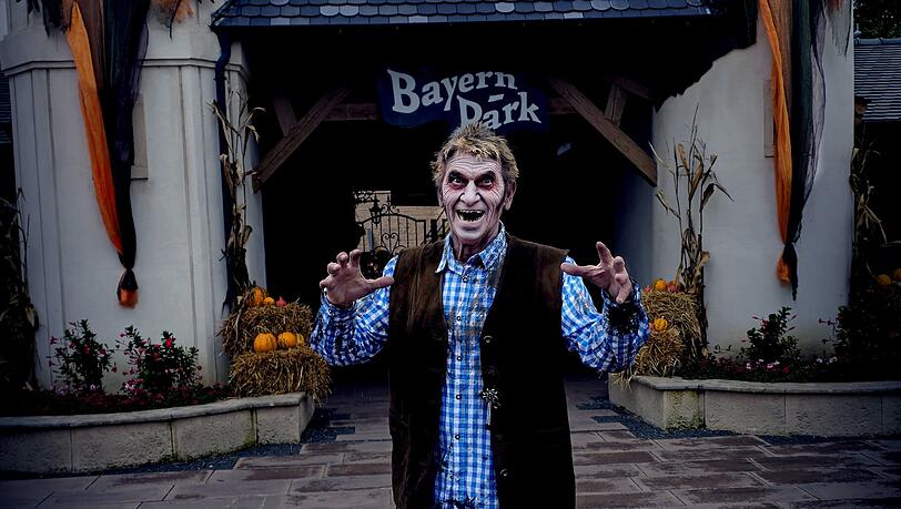 Klaus Augenthaler liebt und lebt sein Zombie-Kostüm wie es scheint sehr. Im "Bayern-Park" geht er in der Rolle als Untoter förmlich auf. Klaus Augenthaler liebt und lebt sein Zombie-Kostüm wie es scheint sehr. Im "Bayern-Park" geht er in der Rolle als Untoter förmlich auf.