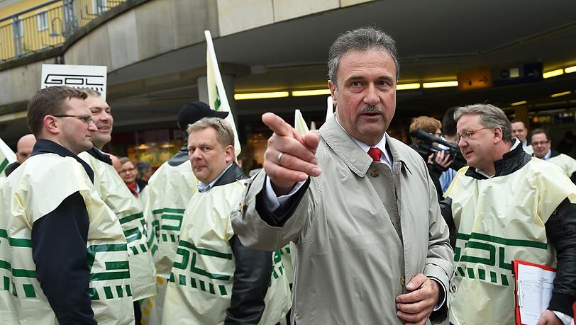 GDL-CHef Claus Weselsky lehnt das neue Tarifangebot der Deutschen Bahn ab und droht mit neuen Streiks GDL-CHef Claus Weselsky lehnt das neue Tarifangebot der Deutschen Bahn ab und droht mit neuen Streiks