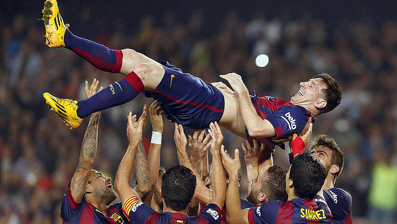 Barcelona trägt Lionel Messi auf Händen. Die Katalanen wollen den Argentinier um (fast) jeden Preis behalten. Barcelona trägt Lionel Messi auf Händen. Die Katalanen wollen den Argentinier um (fast) jeden Preis behalten.
