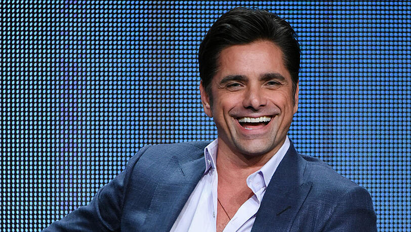 John Stamos hat gerade einen Alkoholentzug hinter sich gebracht und ist jetzt bei den Dreharbeiten zu "Fuller House" dabei John Stamos hat gerade einen Alkoholentzug hinter sich gebracht und ist jetzt bei den Dreharbeiten zu "Fuller House" dabei