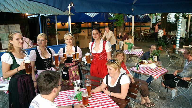 Diese Bedienungen verstehen ihr Handwerk: Das Paulaner Bräuhaus ist bekannt für seinen guten Service. Diese Bedienungen verstehen ihr Handwerk: Das Paulaner Bräuhaus ist bekannt für seinen guten Service.