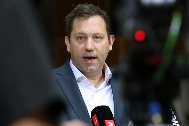 "Das gemeinsame Signal in diesen schweren Zeiten, wir sehen euch als Teil der EU, ist richtig": SPD-Chef Lars Klingbeil. "Das gemeinsame Signal in diesen schweren Zeiten, wir sehen euch als Teil der EU, ist richtig": SPD-Chef Lars Klingbeil.