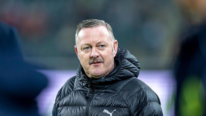 "Wir machen solche dummen Fehler", schimpft Gladbachs Sportdirektor Roland Virkus. "Wir machen solche dummen Fehler", schimpft Gladbachs Sportdirektor Roland Virkus.
