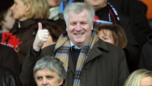 Horst Seehofer, einst ein Löwen-Fan, hält bei diesem Derby zum FC Ingolstadt. Horst Seehofer, einst ein Löwen-Fan, hält bei diesem Derby zum FC Ingolstadt.
