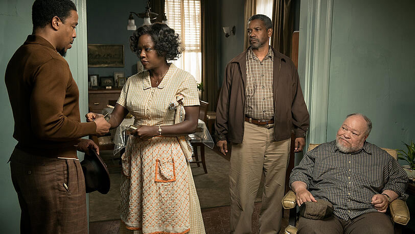 Besuch vom ältesten Sohn (li., Rusell Hornsby): Viola Davis als Mutter, Denzel Washington als Troy und der Freund und Arbeitskollege (Stephen McKinley Henderson). Besuch vom ältesten Sohn (li., Rusell Hornsby): Viola Davis als Mutter, Denzel Washington als Troy und der Freund und Arbeitskollege (Stephen McKinley Henderson).
