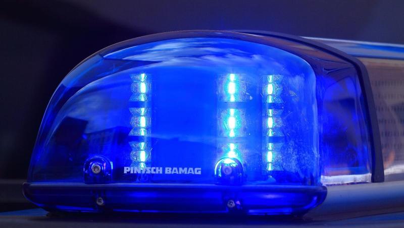 Das Blaulicht eines Streifenwagens der Polizei blinkt. Das Blaulicht eines Streifenwagens der Polizei blinkt.