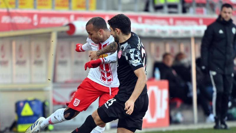 Jann George von Regensburg und Matthias Zimmermann von Düsseldorf (l-r.) am Ball. Jann George von Regensburg und Matthias Zimmermann von Düsseldorf (l-r.) am Ball.