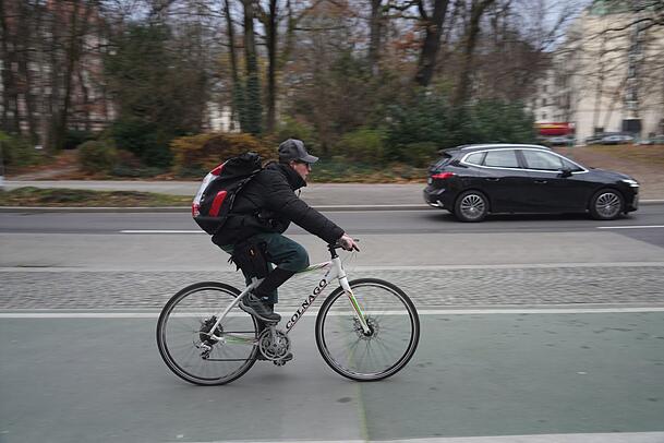 Endlich ein komfortabler Radweg, werden sich viele Radler denken. Und tatsächlich: Auf der Höhe Altstadtring Ecke Brienner Straße ist der grüne Streifen beinahe so breit wie die halbe Fahrbahn für Autos. Endlich ein komfortabler Radweg, werden sich viele Radler denken. Und tatsächlich: Auf der Höhe Altstadtring Ecke Brienner Straße ist der grüne Streifen beinahe so breit wie die halbe Fahrbahn für Autos.