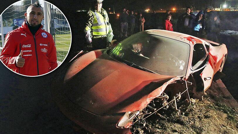 Die Alkoholfahrt von Arturo Vidal endete im Straßengraden. Sein Ferrari: Totalschaden. Die Alkoholfahrt von Arturo Vidal endete im Straßengraden. Sein Ferrari: Totalschaden.