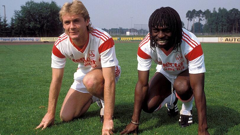 Der einstmals wahrscheinlich schnellste Sturm der Bundesliga: Dieter Eckstein (l.) und Souleyman Sané im Trikot des 1. FC Nürnberg.