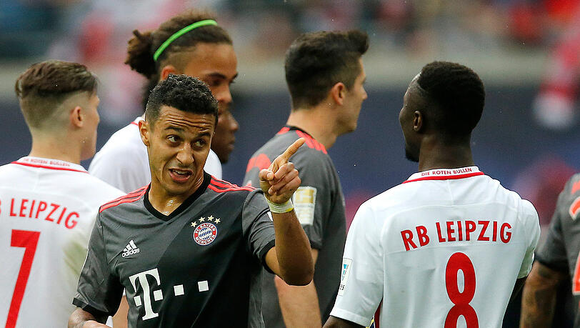 Thiago nimmt die Position des verletzten James ein. Thiago nimmt die Position des verletzten James ein.