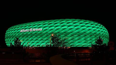 Ungewohnter Anblick: Die Allianz Arena mit grüner Beleuchtung anlässlich des St. Patricks's Days. Ungewohnter Anblick: Die Allianz Arena mit grüner Beleuchtung anlässlich des St. Patricks's Days.
