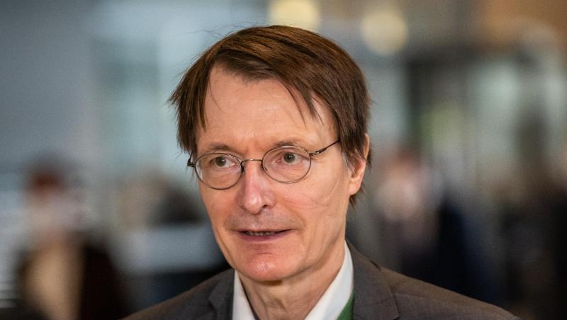 Karl Lauterbach, SPD-Gesundheitsexperte, spricht im im Deutschen Bundestag mit Reportern. Karl Lauterbach, SPD-Gesundheitsexperte, spricht im im Deutschen Bundestag mit Reportern.