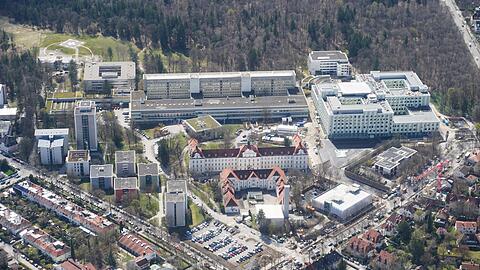 In Harlaching ist inzwischen das neue Krankenhaus (rechts) fertig geworden. Es wird zur Zeit eingerichtet. Freistaat und Stadt haben 255 Millionen für den Bau ausgegeben. In Harlaching ist inzwischen das neue Krankenhaus (rechts) fertig geworden. Es wird zur Zeit eingerichtet. Freistaat und Stadt haben 255 Millionen für den Bau ausgegeben.