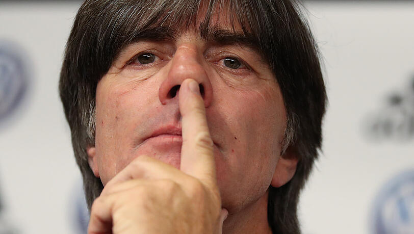 Der ehemalige Bundestrainer Joachim Löw sorgte mehrmals mit Nasenbohr-Einlagen im Live-TV für Aufsehen. Der ehemalige Bundestrainer Joachim Löw sorgte mehrmals mit Nasenbohr-Einlagen im Live-TV für Aufsehen.