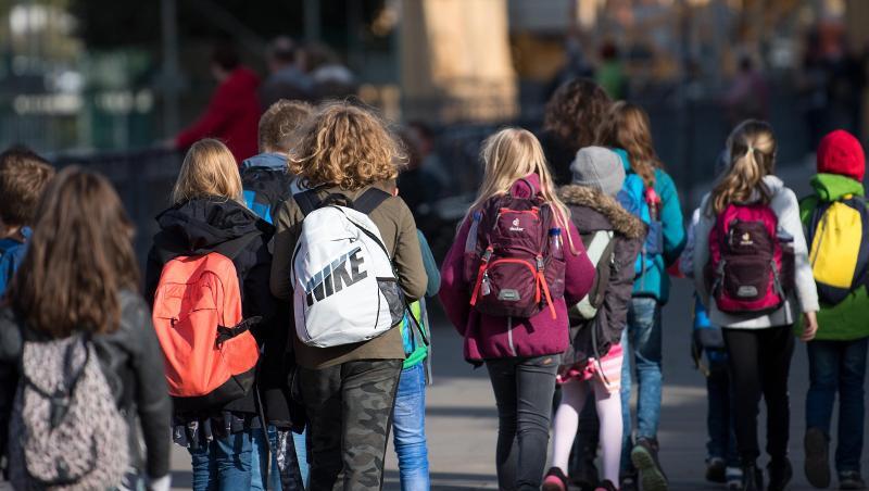 Schulkinder mit Rucksäcken gehen auf einer Straße. Foto: Monika Skolimowska/dpa-Zentralbild/dpa/Symbolbild Schulkinder mit Rucksäcken gehen auf einer Straße. Foto: Monika Skolimowska/dpa-Zentralbild/dpa/Symbolbild