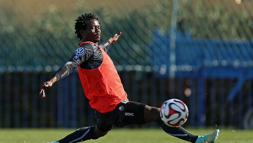 „Meine Aufgabe ist, für Balance zu sorgen“, sagt Anthony Annan, hier bei seinem ersten Training mit 1860. „Meine Aufgabe ist, für Balance zu sorgen“, sagt Anthony Annan, hier bei seinem ersten Training mit 1860.
