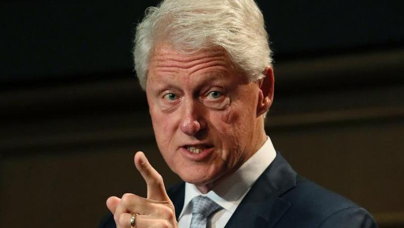 Bill Clinton bei einer Konferenz im irischen Dublin. Der ehemalige US-Präsident ist in ein Krankenhaus im US-Staat Kalifornien eingeliefert worden. Bill Clinton bei einer Konferenz im irischen Dublin. Der ehemalige US-Präsident ist in ein Krankenhaus im US-Staat Kalifornien eingeliefert worden.