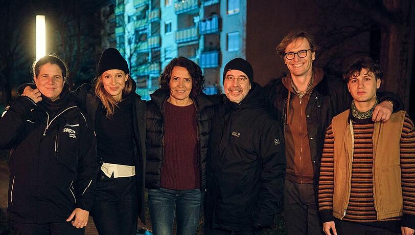 Beim Dreh des Neujahrskrimis "Tatort: Der Stelzenmann" (v.l.): Kamerafrau Eva Maschke, Lisa Bitter, Ulrike Folkerts, Regisseur Miguel Alexandre und die Darsteller Ulrich Brandhoff und Samuel Benito. Beim Dreh des Neujahrskrimis "Tatort: Der Stelzenmann" (v.l.): Kamerafrau Eva Maschke, Lisa Bitter, Ulrike Folkerts, Regisseur Miguel Alexandre und die Darsteller Ulrich Brandhoff und Samuel Benito.