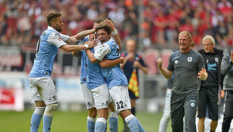Jubel pur in der Allianz Arena: Der TSV 1860 und Trainer Torsten Fröhling haben den Klassenerhalt nach dem Sieg gegen den Club in den eigenen Händen. Jubel pur in der Allianz Arena: Der TSV 1860 und Trainer Torsten Fröhling haben den Klassenerhalt nach dem Sieg gegen den Club in den eigenen Händen.