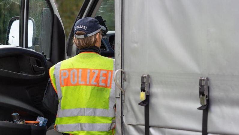 Eine Polizistin kontrolliert am Rastplatz einen Transporter. (Symbolfoto) Eine Polizistin kontrolliert am Rastplatz einen Transporter. (Symbolfoto)