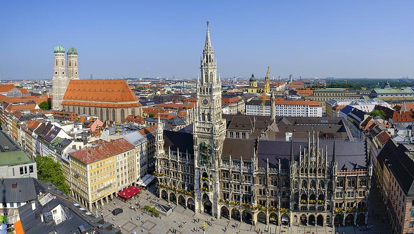 Marienplatz und Frauenkirche sind nur zwei der beliebten Sehenswürdigkeiten in München. Marienplatz und Frauenkirche sind nur zwei der beliebten Sehenswürdigkeiten in München.