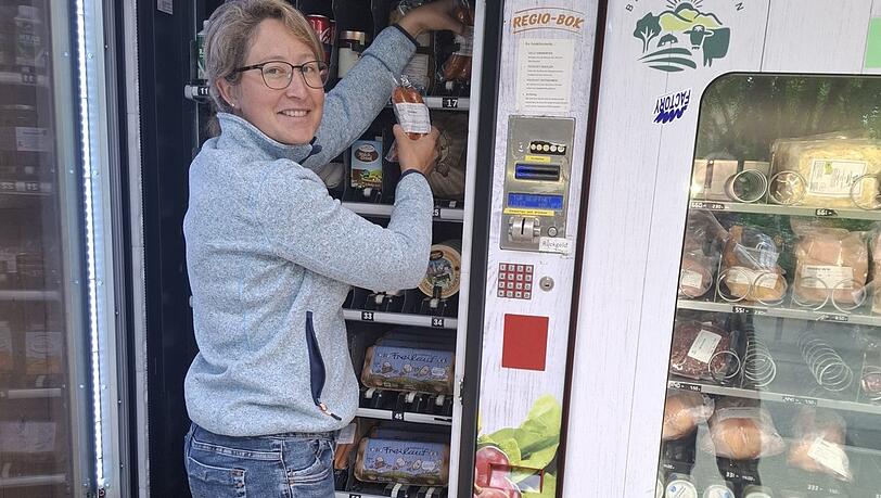 Schweinswürstl, Rinderlende und mehr: Maria Eberl und ihr Hofladen-Automat vom Wiesheu-Hof in Johanneskirchen. Schweinswürstl, Rinderlende und mehr: Maria Eberl und ihr Hofladen-Automat vom Wiesheu-Hof in Johanneskirchen.