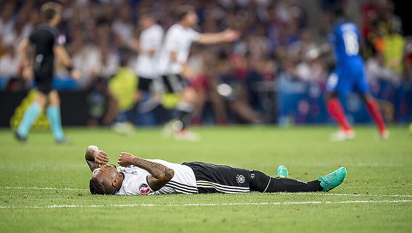 Jerome Boateng verletzte sich im EM-Halbfinale gegen Frankreich (0:2) ohne gegnerische Einwirkung bei einem Passversuch. Jerome Boateng verletzte sich im EM-Halbfinale gegen Frankreich (0:2) ohne gegnerische Einwirkung bei einem Passversuch.