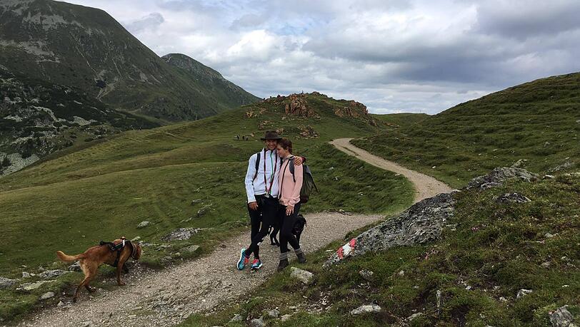 Thomas Müller und seine Ehefrau Lisa genießen ihre freien Tage in der Natur in Bayern. Thomas Müller und seine Ehefrau Lisa genießen ihre freien Tage in der Natur in Bayern.