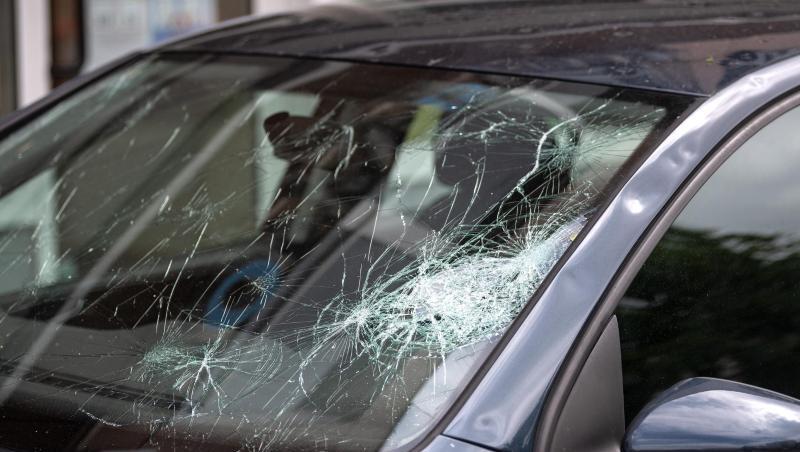 Die Scheibe eines Autos ist durch ein Unwetter am Pfingstmontag beschädigt. Foto: Sina Schuldt Die Scheibe eines Autos ist durch ein Unwetter am Pfingstmontag beschädigt. Foto: Sina Schuldt