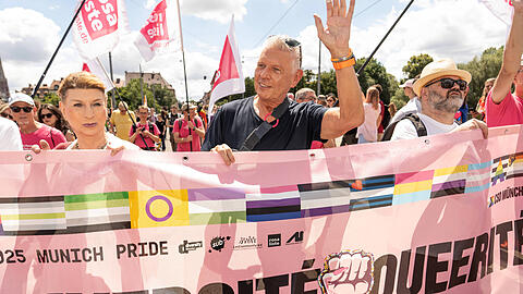 Dieter Reiter führt seit Jahren den CSD-Umzug in der ersten Reihe an. Dieter Reiter führt seit Jahren den CSD-Umzug in der ersten Reihe an.