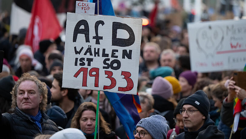 Tausende Menschen nehmen an der Kundgebung des Bündnisses «München ist bunt!» unter dem Motto «Sei die Brandmauer!» vor der CSU-Parteizentrale teil. Tausende Menschen nehmen an der Kundgebung des Bündnisses «München ist bunt!» unter dem Motto «Sei die Brandmauer!» vor der CSU-Parteizentrale teil.