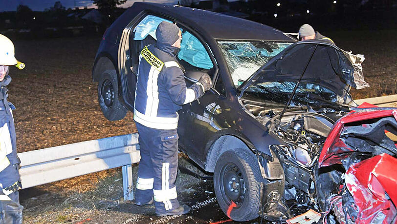 Bilder vom Unfallort in Grafing: Beide Autos wurden bei dem Zusammenstoß komplett zerstört. Bilder vom Unfallort in Grafing: Beide Autos wurden bei dem Zusammenstoß komplett zerstört.