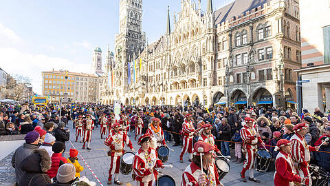 Auf dem Marienplatz hat der Faschinsumzug der Damischen Ritter sein Finale. Danach wird hier weitergefeiert. Auf dem Marienplatz hat der Faschinsumzug der Damischen Ritter sein Finale. Danach wird hier weitergefeiert.