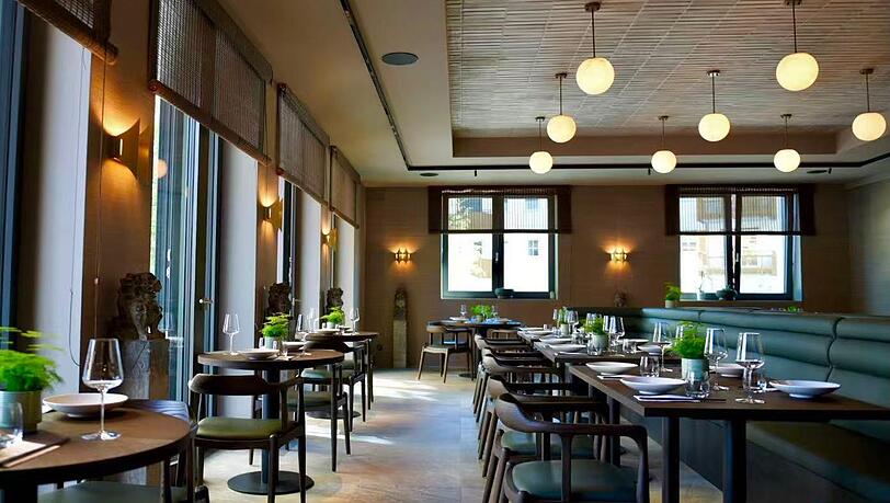 So sieht das neue Restaurant Ya in Bad Wiessee von innen aus. Ein Pendant gibt es bereits in München in der Leopoldstraße. So sieht das neue Restaurant Ya in Bad Wiessee von innen aus. Ein Pendant gibt es bereits in München in der Leopoldstraße.