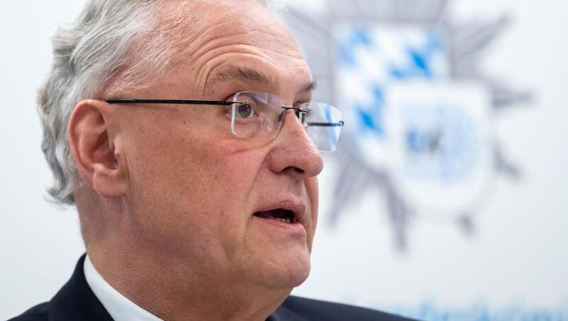 Bayerns Innenminister Joachim Herrmann (CSU) begrüßt das Verbot der rechtsextremen Gruppe "Combat 18". Bayerns Innenminister Joachim Herrmann (CSU) begrüßt das Verbot der rechtsextremen Gruppe "Combat 18".