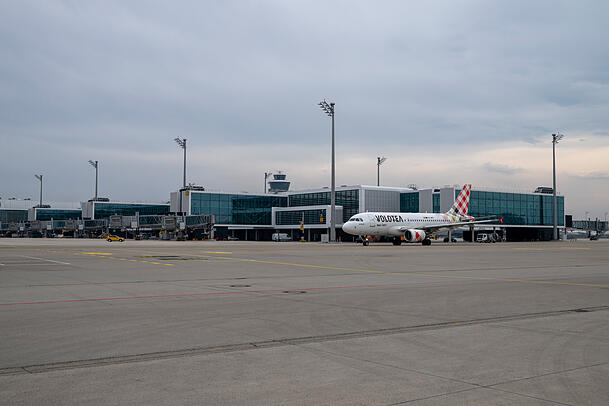 Ein Flugzeug fährt am Außenbereich des Erweiterungsbau des Terminals 1 am Münchner Flughafen vorbei. Der Neubau ermöglicht Kapazitäten für bis zu sechs Millionen Passagiere pro Jahr. Eine dritte Startbahn wird derzeit aber nicht gebaut. Ein Flugzeug fährt am Außenbereich des Erweiterungsbau des Terminals 1 am Münchner Flughafen vorbei. Der Neubau ermöglicht Kapazitäten für bis zu sechs Millionen Passagiere pro Jahr. Eine dritte Startbahn wird derzeit aber nicht gebaut.