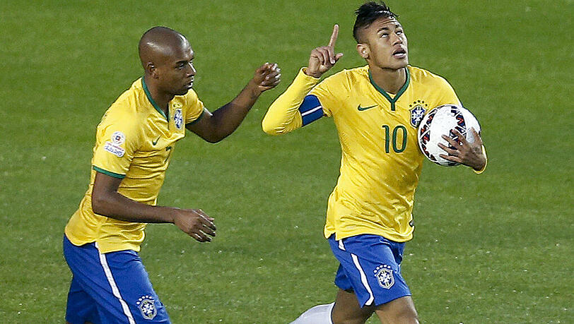 In Jubelpose: Brasiliens Stürmerstar Neymar lässt sich nach seinem Treffer feiern. In Jubelpose: Brasiliens Stürmerstar Neymar lässt sich nach seinem Treffer feiern.