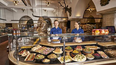 Münchens Zentrum des persönlichen Verwöhnens ist das Dallmayr-Delikatessenhaus. Hier haben die Kunden die Qual der Wahl. Sie können sich von Fisch bis Fleisch, von Champagner bis Cognac, von Praline bis Törtchen so richtig durchs Sortiment schlemmen. Besonders beliebt sind die vielen Feinkostsalate und Häppchen für zwischendurch an der bunten Deli-Theke. Münchens Zentrum des persönlichen Verwöhnens ist das Dallmayr-Delikatessenhaus. Hier haben die Kunden die Qual der Wahl. Sie können sich von Fisch bis Fleisch, von Champagner bis Cognac, von Praline bis Törtchen so richtig durchs Sortiment schlemmen. Besonders beliebt sind die vielen Feinkostsalate und Häppchen für zwischendurch an der bunten Deli-Theke.