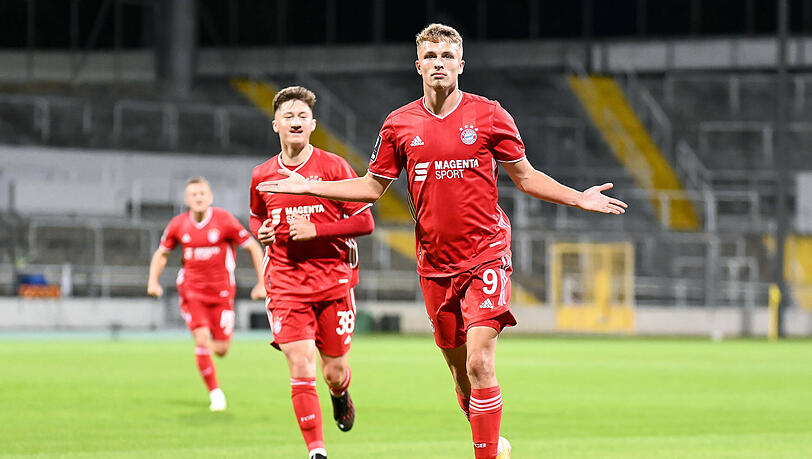 Jann-Fiete Arp brachte die kleinen Bayern mit einem Bilderbuch-Freistoß in Führung. Jann-Fiete Arp brachte die kleinen Bayern mit einem Bilderbuch-Freistoß in Führung.