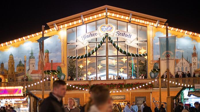 Das Hackerfestzelt auf dem Oktoberfest. Das Hackerfestzelt auf dem Oktoberfest.
