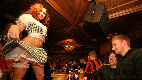 Auf der Theke ist Gogo-Tänzerin Sandra in ihrem Element. Auf der Theke ist Gogo-Tänzerin Sandra in ihrem Element.