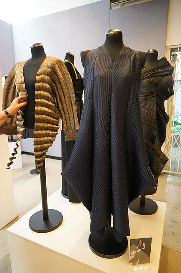 Hannelore Elsner liebte japanische Designer. Das schwarze Kleid von Issey Miyake war eines ihrer Lieblingskleider (1.200 bis 1.400 Euro).