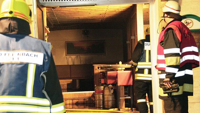 Feuerwehrmänner vor der "Haxn" in Bad Feilnbach: Sie können das Haus retten, die Wirtschaft aber wird durch den Brandstifter zerstört, der Schaden beträgt rund 80.000 Euro. Feuerwehrmänner vor der "Haxn" in Bad Feilnbach: Sie können das Haus retten, die Wirtschaft aber wird durch den Brandstifter zerstört, der Schaden beträgt rund 80.000 Euro.