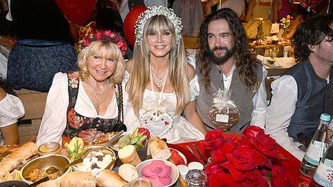 Heidi Klum ließ es sich mit ihrer Mutter Erna und Ehemann Tom im Käferzelt schmecken. Heidi Klum ließ es sich mit ihrer Mutter Erna und Ehemann Tom im Käferzelt schmecken.